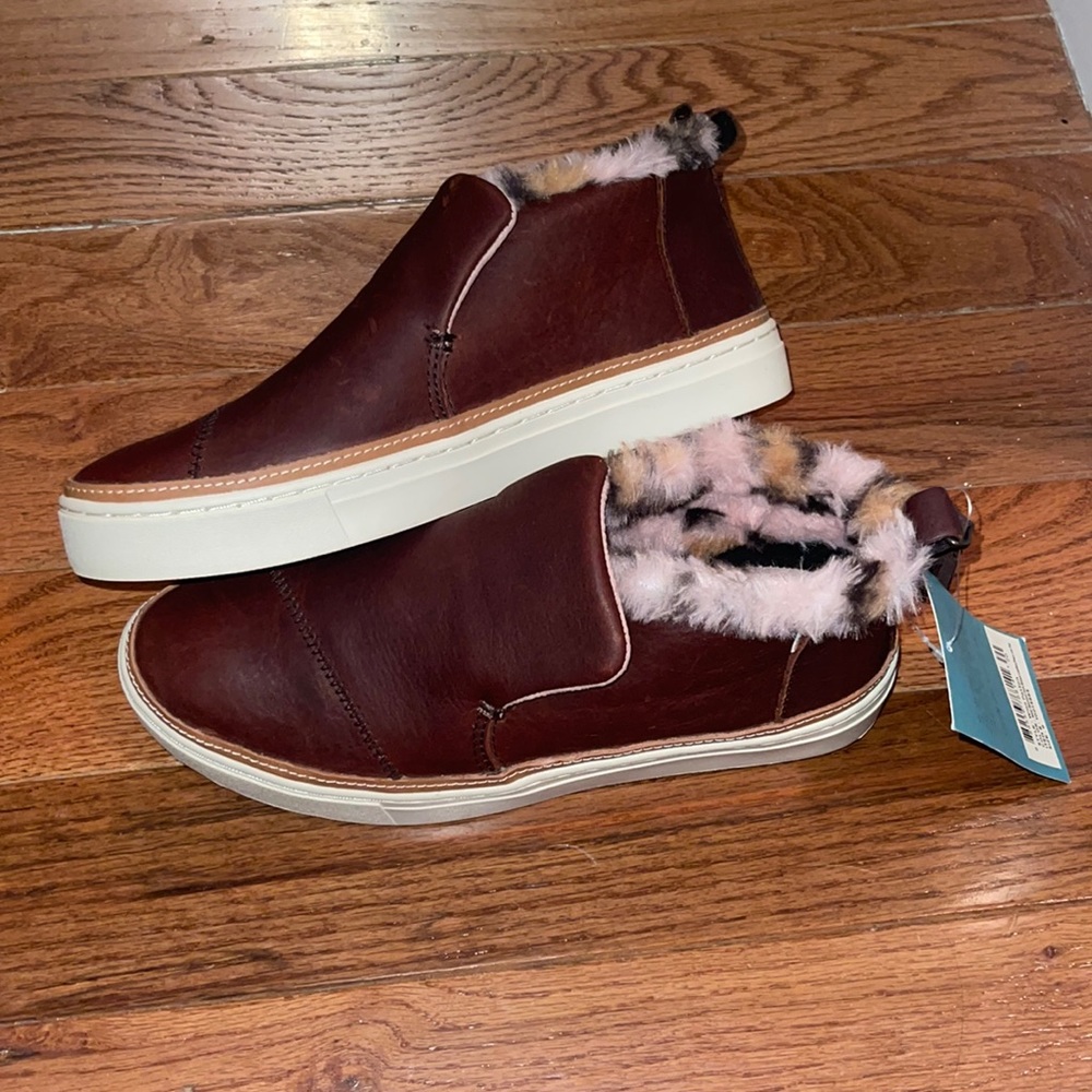 Toms brand new with tags adorable sneakers for fall (Waterproof)